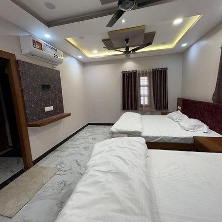 Shree Trilokeshwar Guest House Удджайн Экстерьер фото