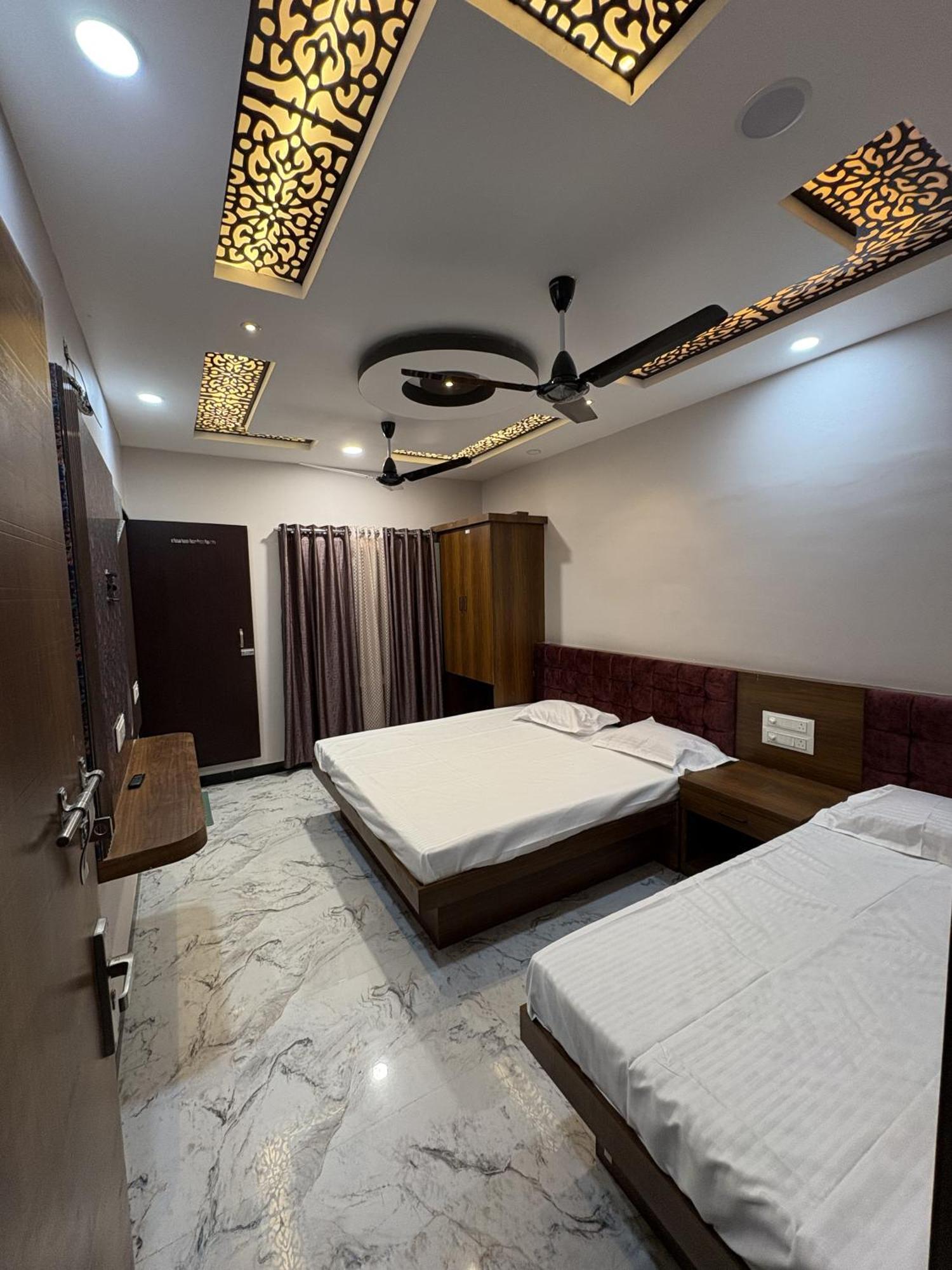 Shree Trilokeshwar Guest House Удджайн Экстерьер фото