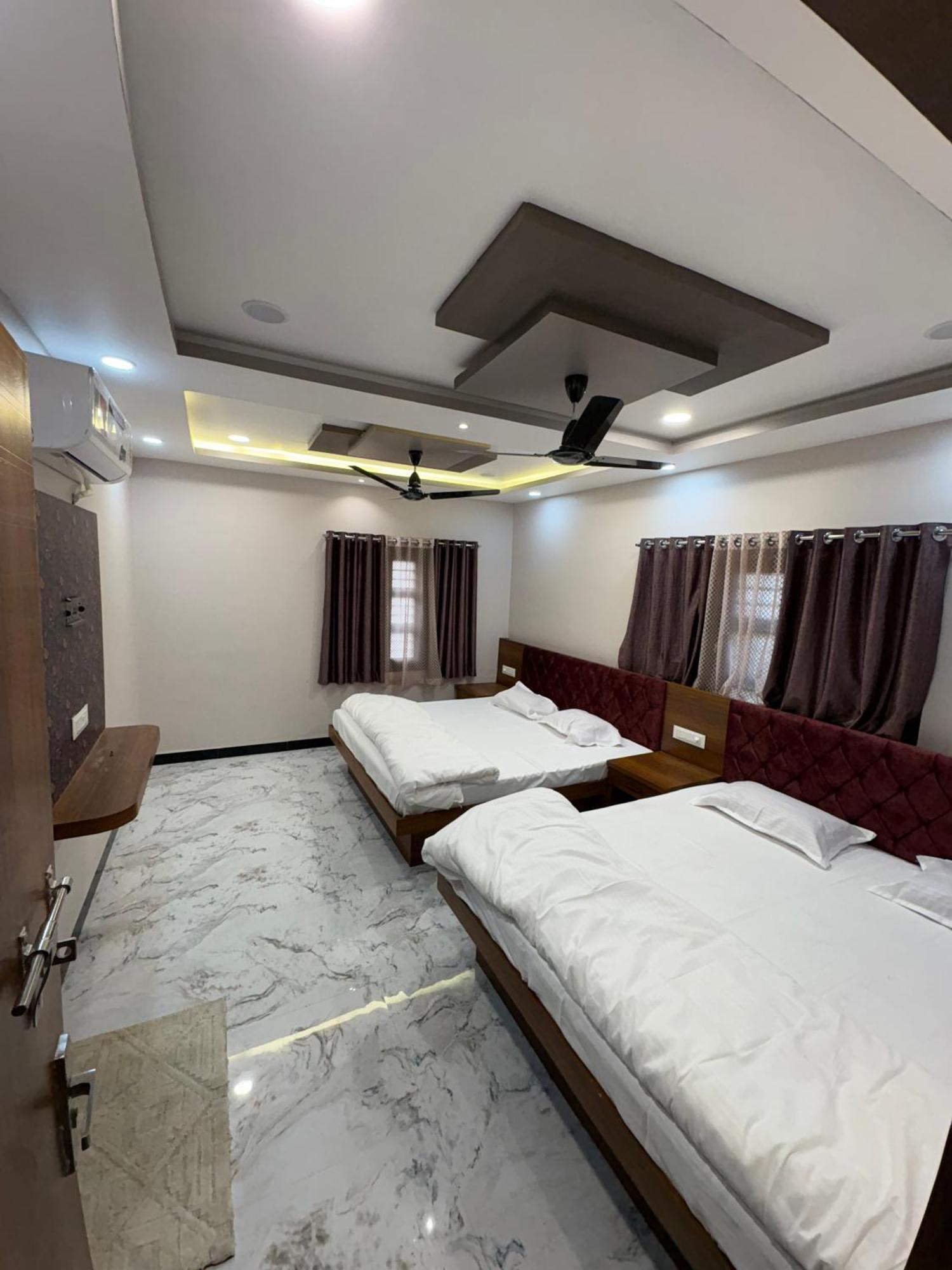 Shree Trilokeshwar Guest House Удджайн Экстерьер фото
