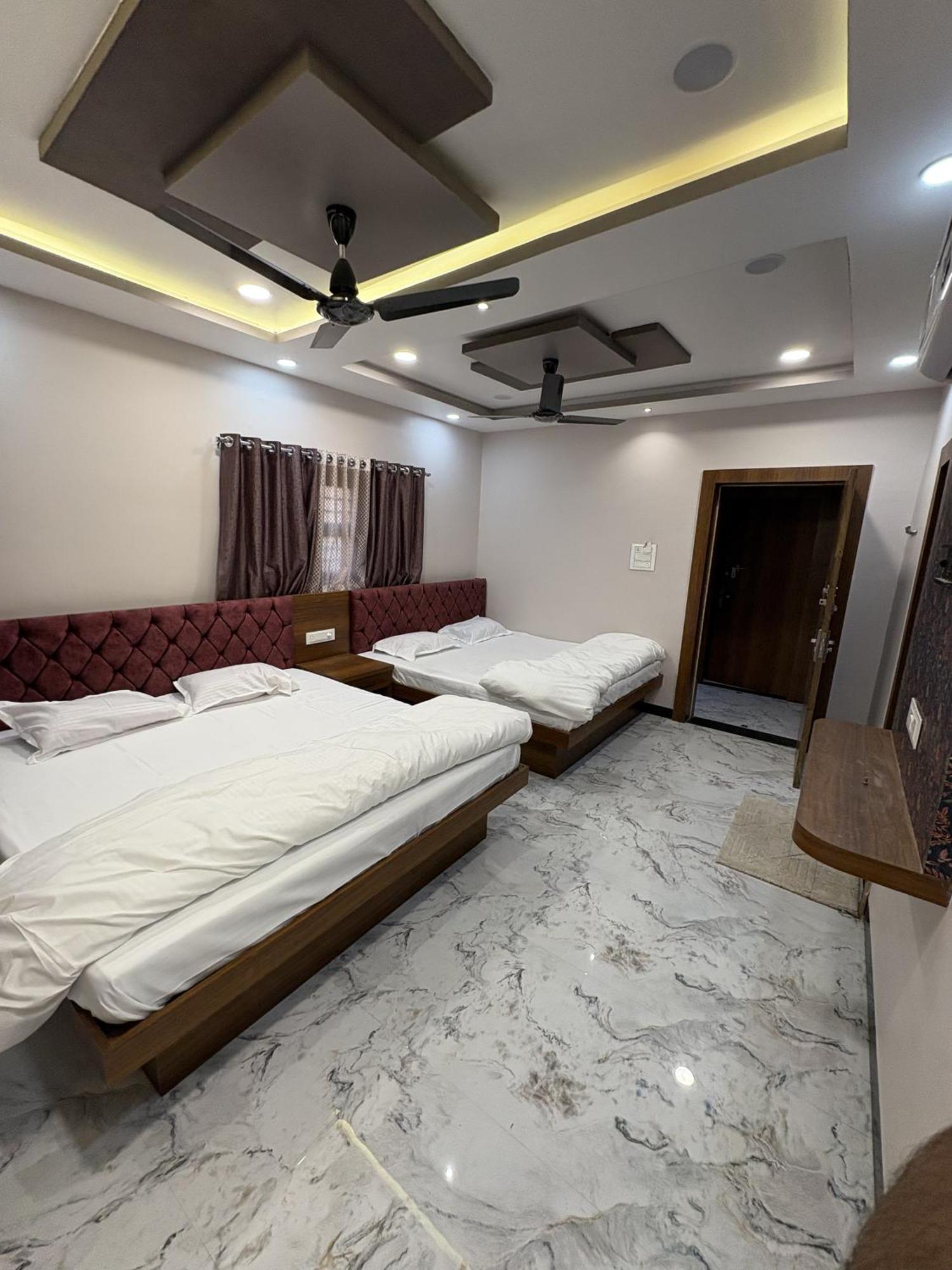 Shree Trilokeshwar Guest House Удджайн Экстерьер фото